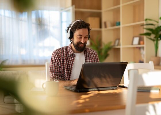 C’est l’histoire d’un employeur pour qui télétravailler loin, c’est aller trop loin…